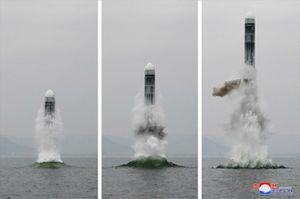 2019102북한이 10월2일 신형 잠수함발사탄도탄 ‘북극성-3형’을 성공적으로 시험발사했다고 조선중앙통신이 다음날 발사 장면을 공개했다.jpg